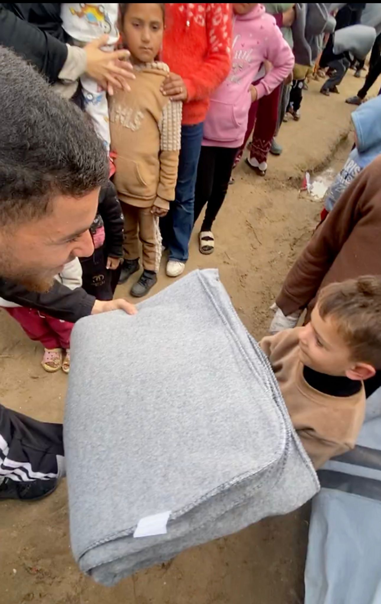 Gazze’de Soğuk Gecelere Bir Battaniye
